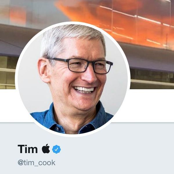 Tim Cook은 Twitter에서 그의 이름을 변경하여 Donald Trump에 응답했습니다.