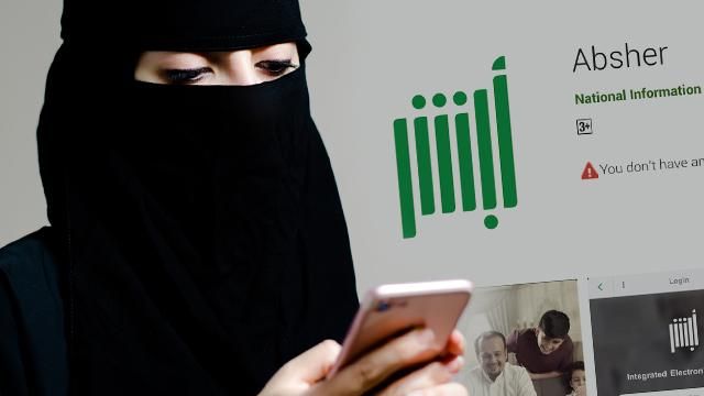 Een app waarmee je Arabische vrouwen kunt besturen, houdt Apple en Google onder controle