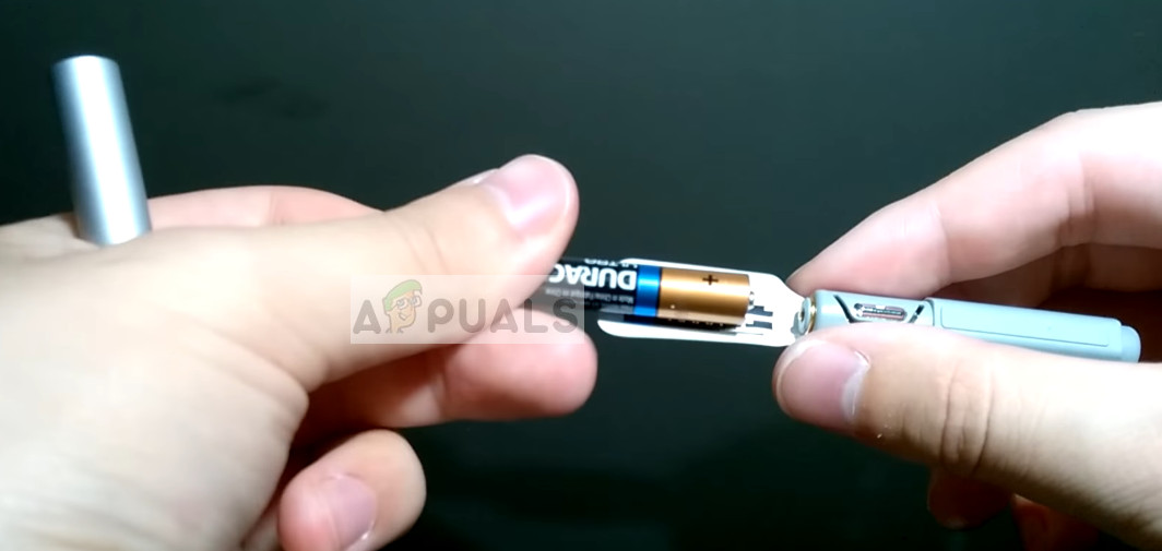 सरफेस पेन की बैटरी को बदलना