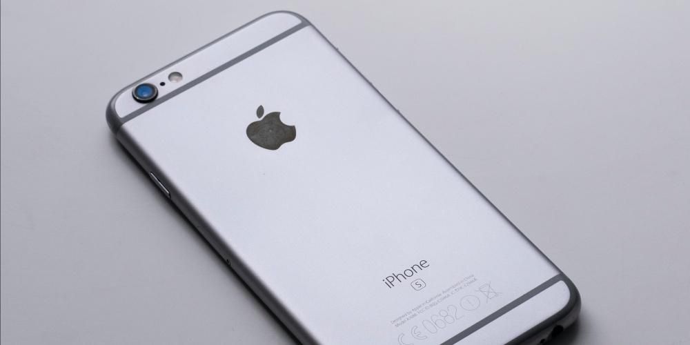 iPhone 6s na narančastoj pozadini
