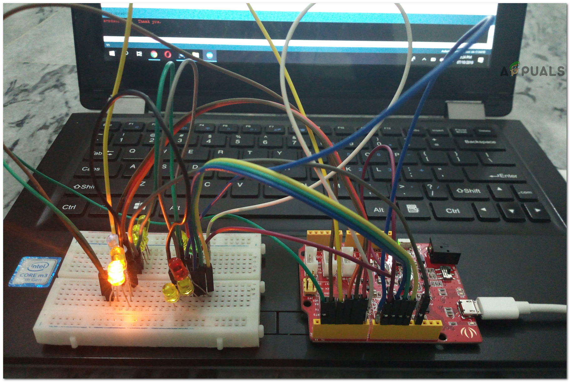 Как да направя контролер на светофара, базиран на Arduino?