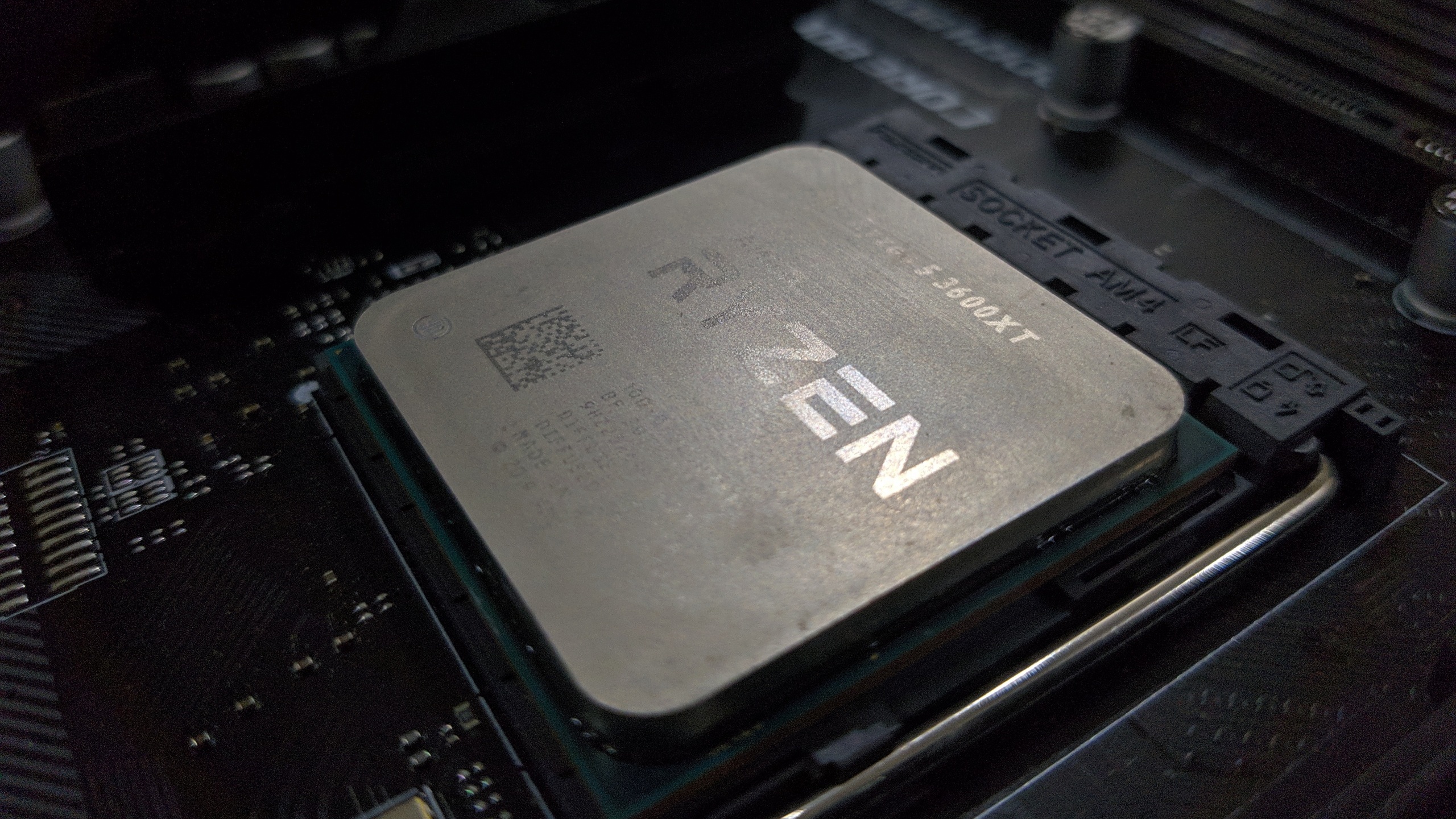 AMD Ryzen 5 5600X 6C / 12T ZEN 3 CPU ดีกว่า Intel Core i5-10600K ในเกณฑ์มาตรฐานสังเคราะห์