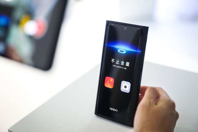 Spoločnosť Oppo na MWC v Šanghaji 2019 predvádza techniku ​​pod obrazovkou