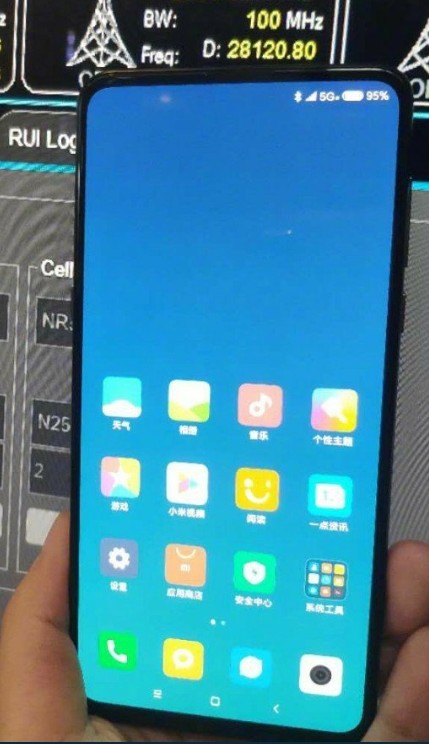 „Mi Mix 3“ visiškai uždengtas „Xiaomi“ skirtas rankiniam skaidrių mechanizmui, kai priekinis fotoaparatas akivaizdžiai nesandarus