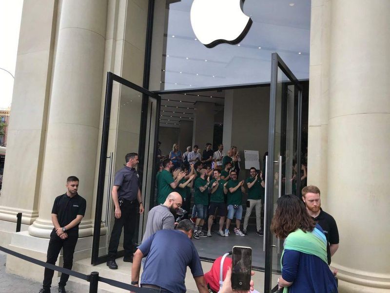 Der neu gestaltete Apple Store am Paseo de Gracia in Barcelona öffnet seine Pforten