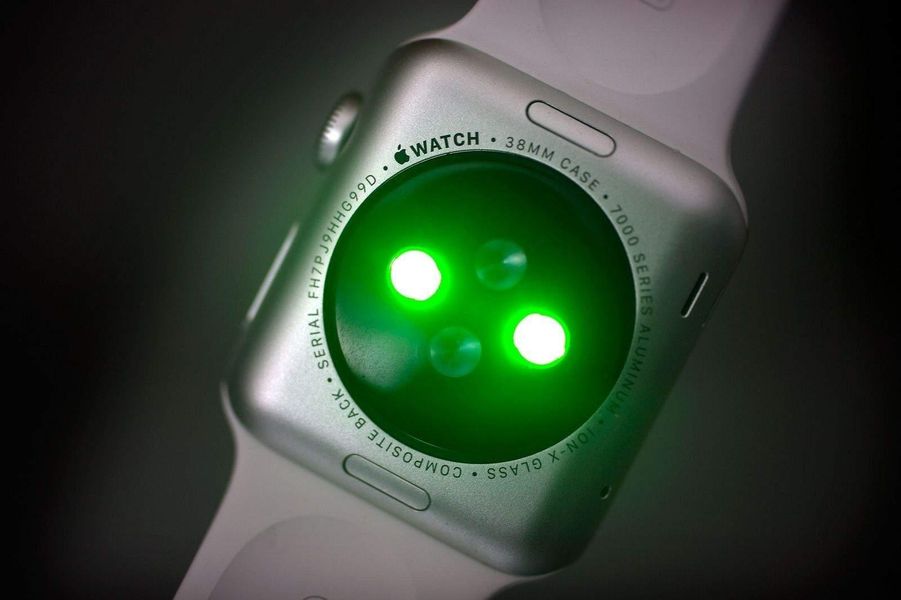 Sensore di frequenza cardiaca di Apple Watch portato in prova
