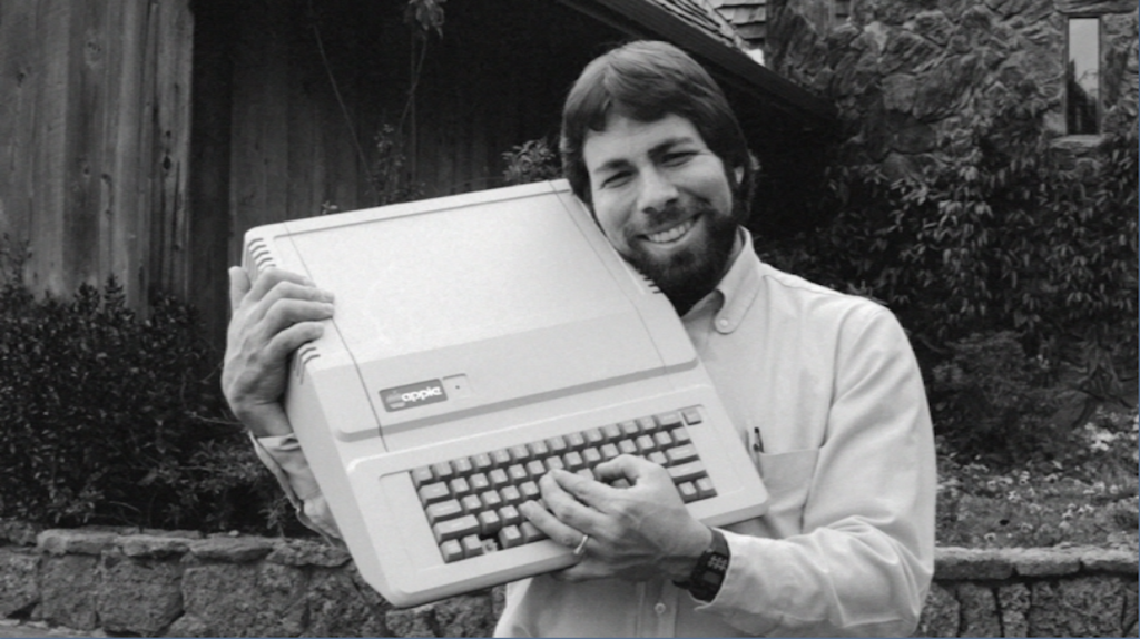 ایپل 44 سال کا ہوگیا: وہ مصنوعات جنہوں نے صنعت میں انقلاب برپا کردیا۔