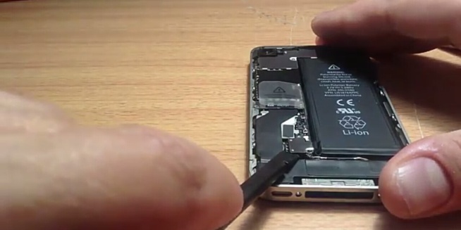 iphone 4s отворена батерия