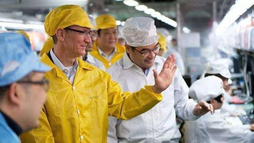 Tim Cook, generálny riaditeľ spoločnosti Apple, na návšteve továrne